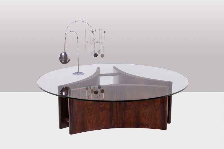 Table basse en palissandre, de forme concave. Années 1970. LS59121106A