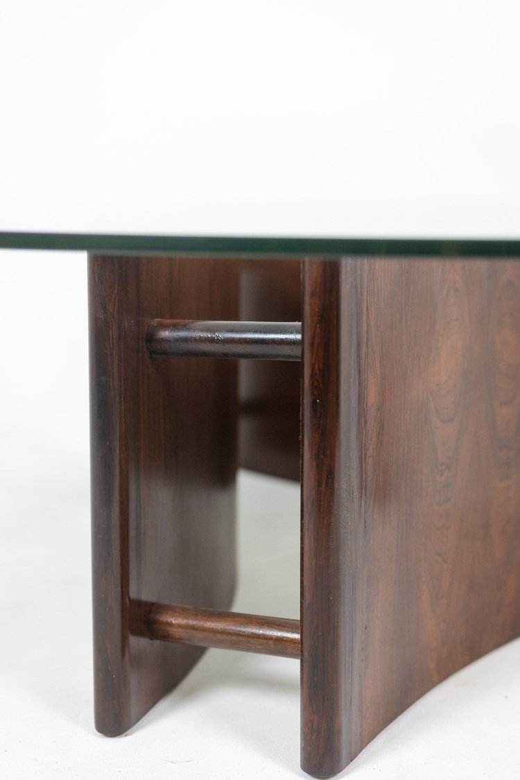 Table basse en palissandre, de forme concave. Années 1970. LS59121106A