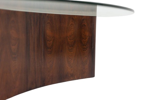 Table basse en palissandre, de forme concave. Années 1970. LS59121106A