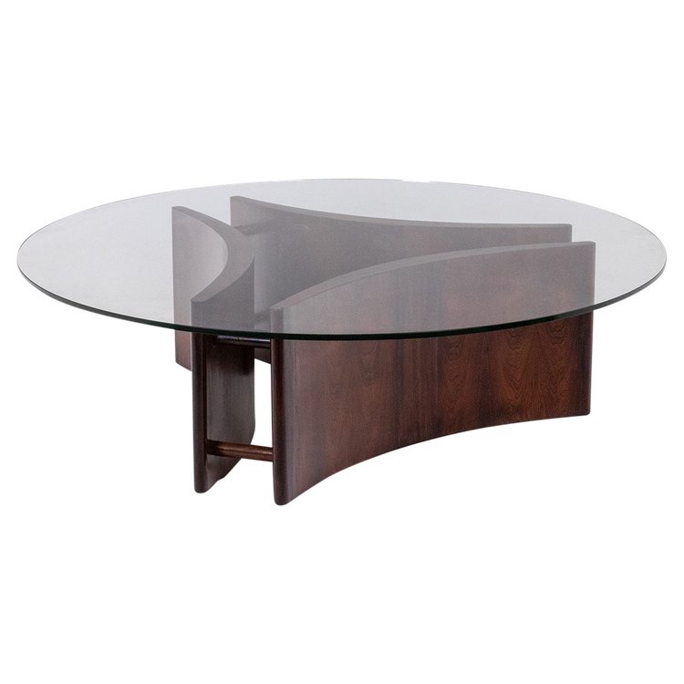 Table basse en palissandre, de forme concave. Années 1970. LS59121106A