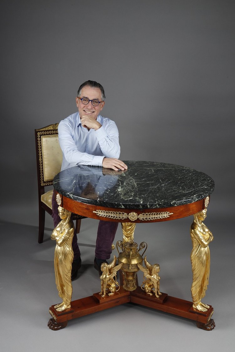 LARGE EMPIRE STYLE PEDESTAL TABLE IN MAHOGANY AND MAHOGANY VENEER
