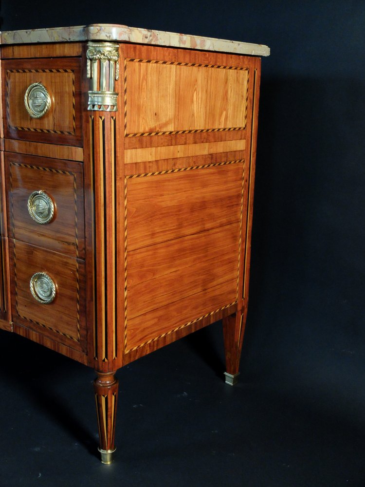Commode Louis XVI en marqueterie de bois de rose