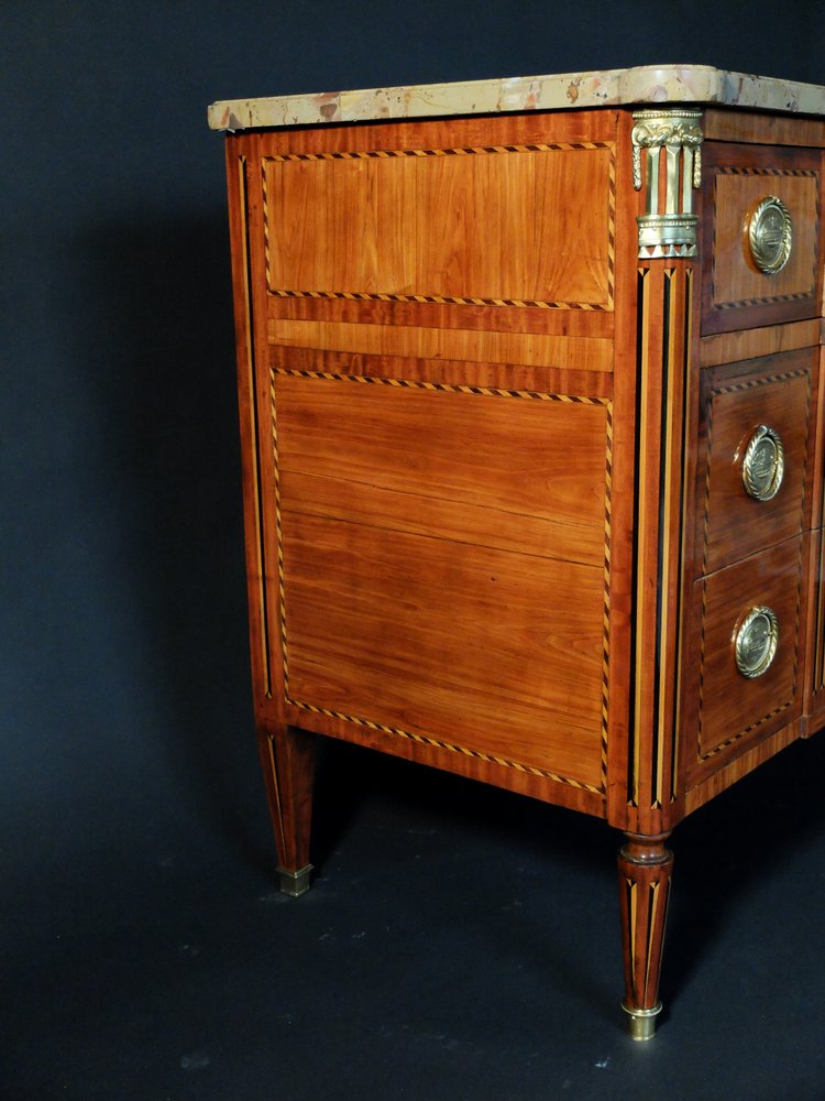 Commode Louis XVI en marqueterie de bois de rose