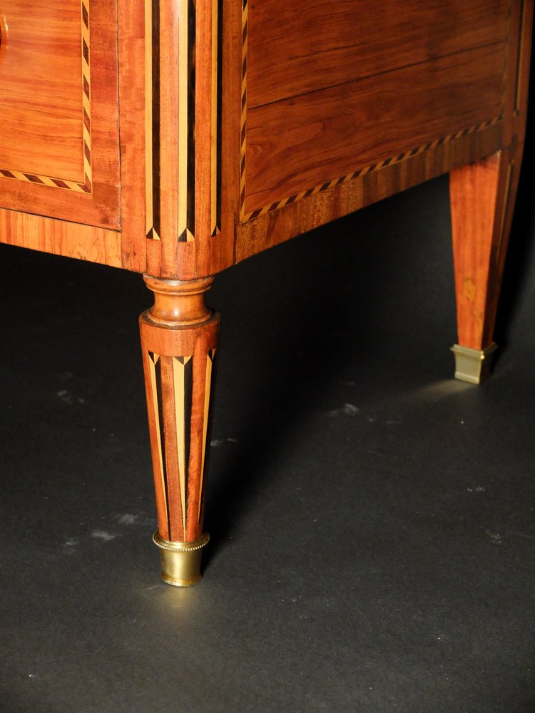 Commode Louis XVI en marqueterie de bois de rose