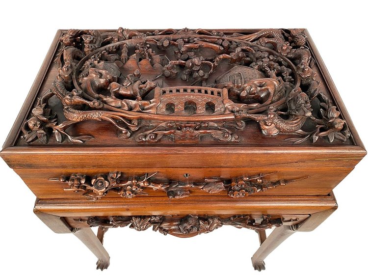 China oder Vietnam um 1900, Truhe am Sockel reich mit Hochrelief beschnitzt