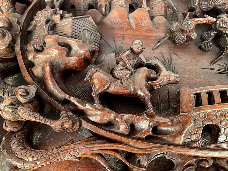 China oder Vietnam um 1900, Truhe am Sockel reich mit Hochrelief beschnitzt