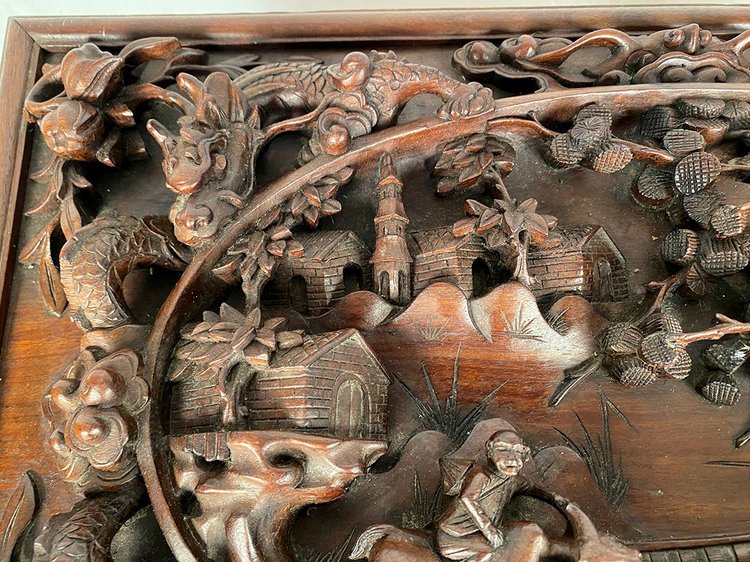 China oder Vietnam um 1900, Truhe am Sockel reich mit Hochrelief beschnitzt