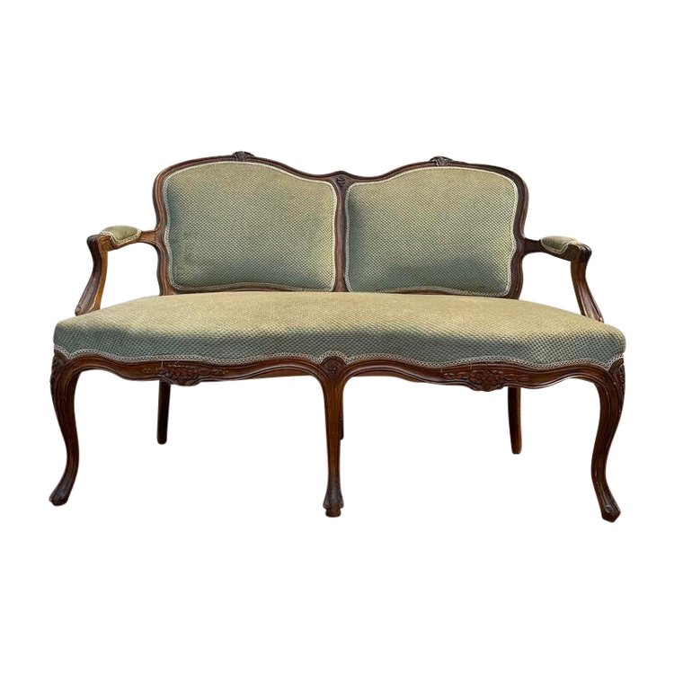 Sofa - Bank aus grünem Samt im Louis-XV-Stil