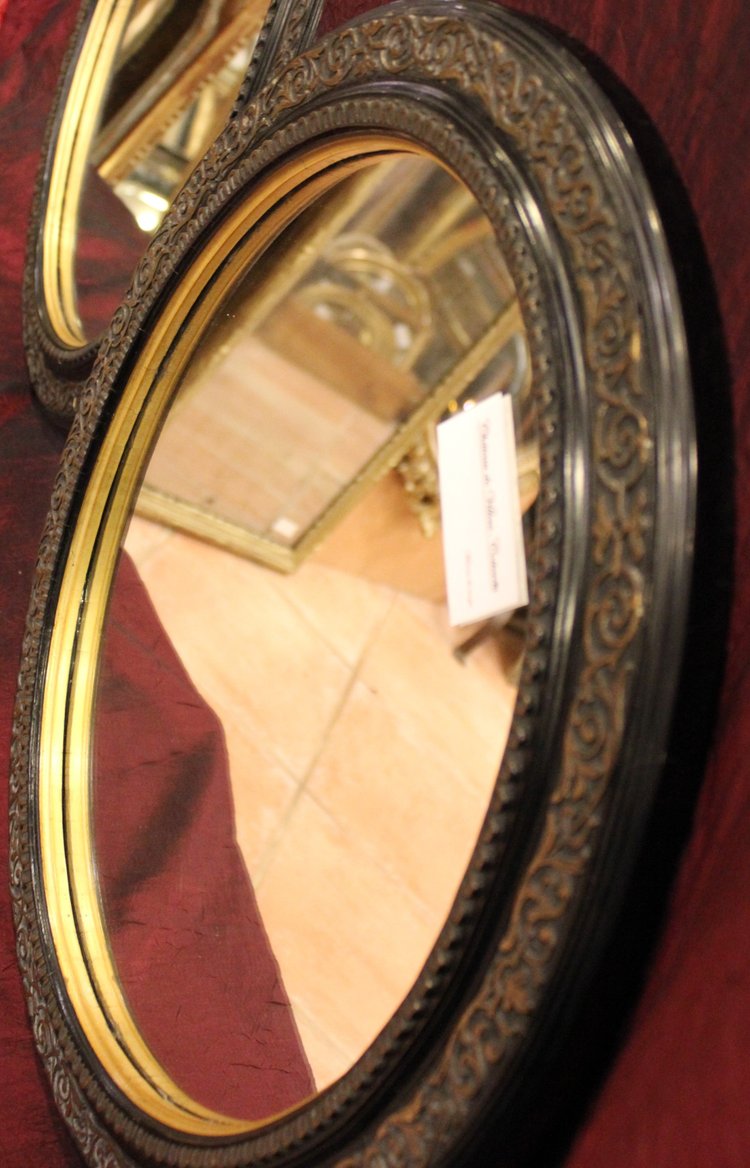 47 x 54 cm großes Paar ovaler Spiegel, Napoleon III-Medaillon, Schwarz und Gold