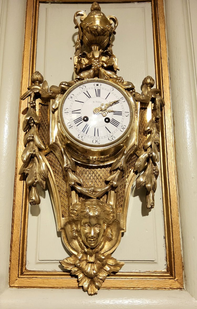 Großes Wandkartell aus gemeißelter und vergoldeter Bronze im Louis-XVI-Stil, Zeit Napoleons III., 19. Jahrhundert 
