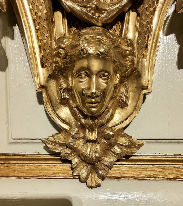 Großes Wandkartell aus gemeißelter und vergoldeter Bronze im Louis-XVI-Stil, Zeit Napoleons III., 19. Jahrhundert 