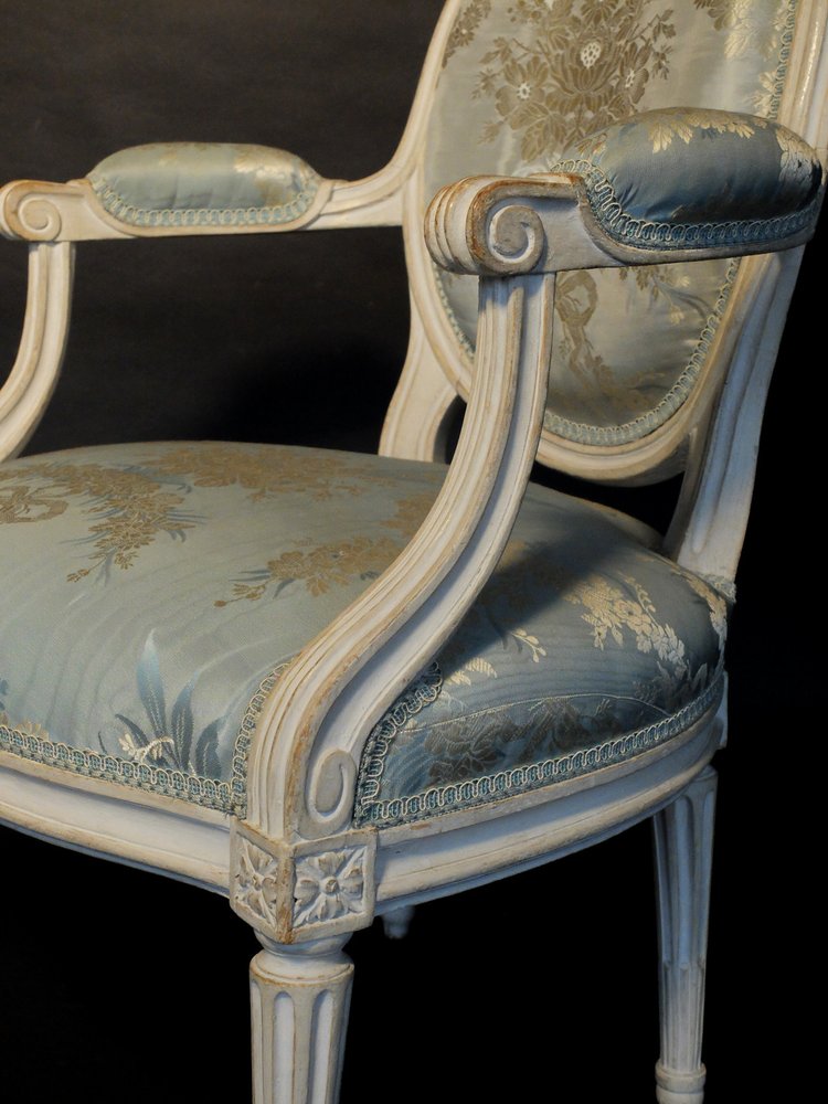 Paire de fauteuils Louis XVI estampillés PLUVINET 