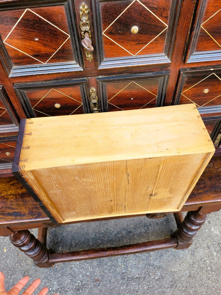 Schrank mit Schubladen aus Palisander, 17. Jahrhundert