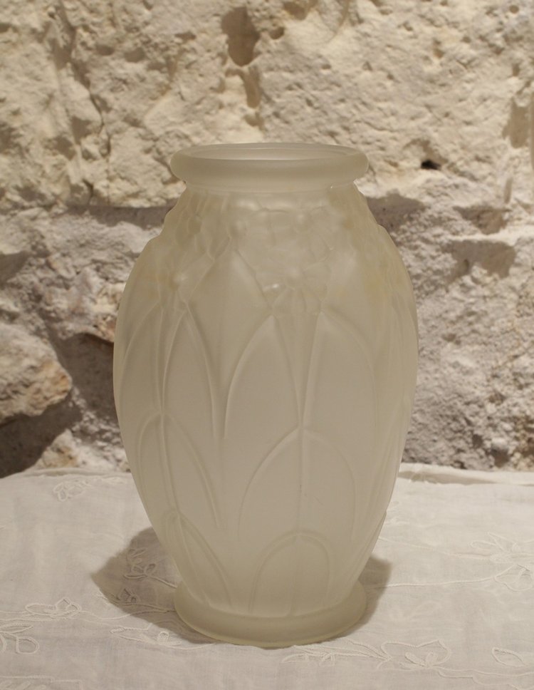 Art-Deco-Vase aus satiniertem Formglas, um 1930
