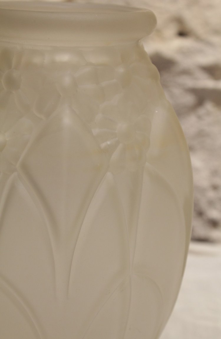Art-Deco-Vase aus satiniertem Formglas, um 1930