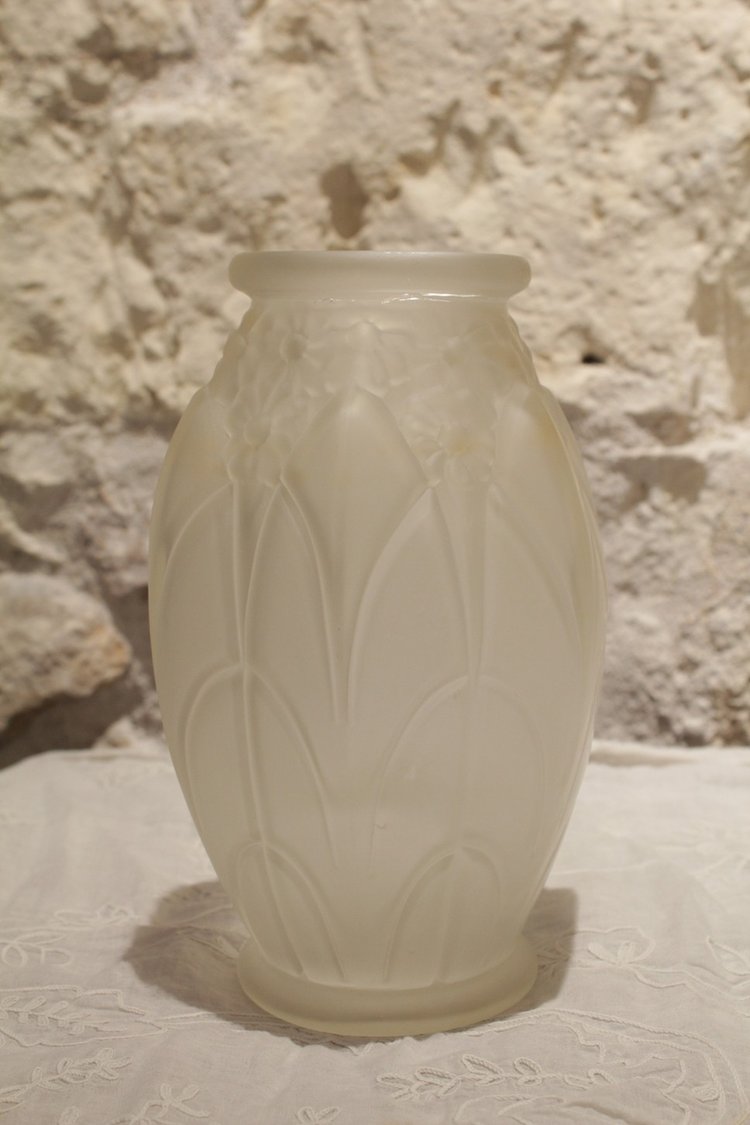 Art-Deco-Vase aus satiniertem Formglas, um 1930