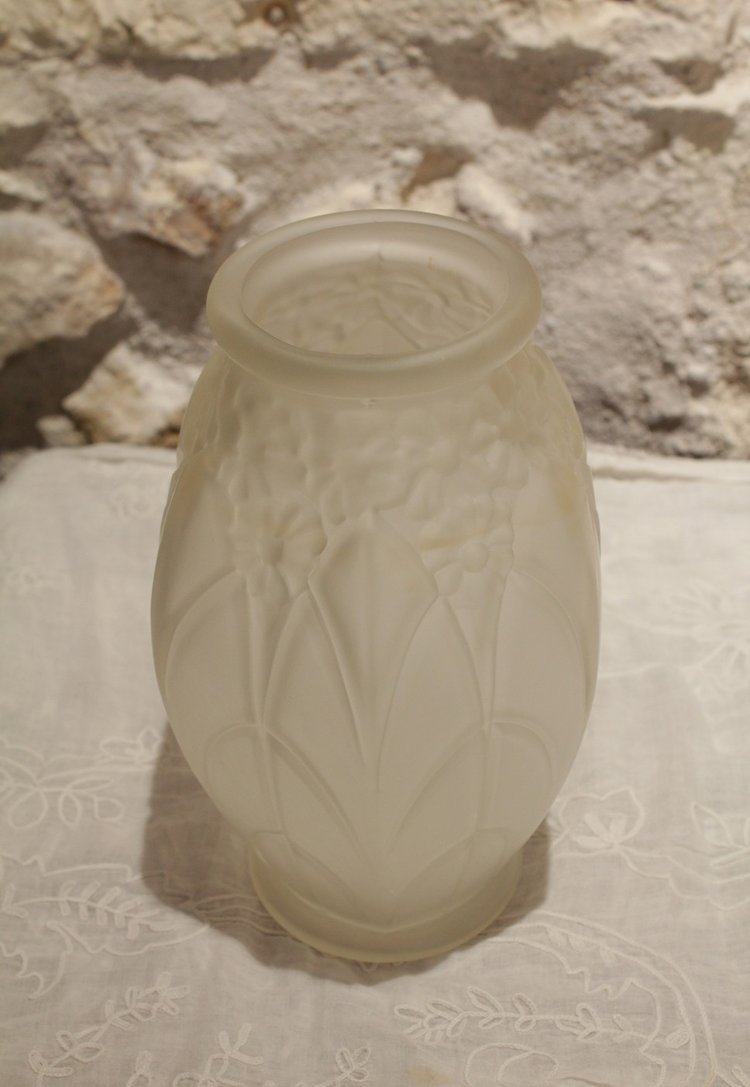 Art-Deco-Vase aus satiniertem Formglas, um 1930