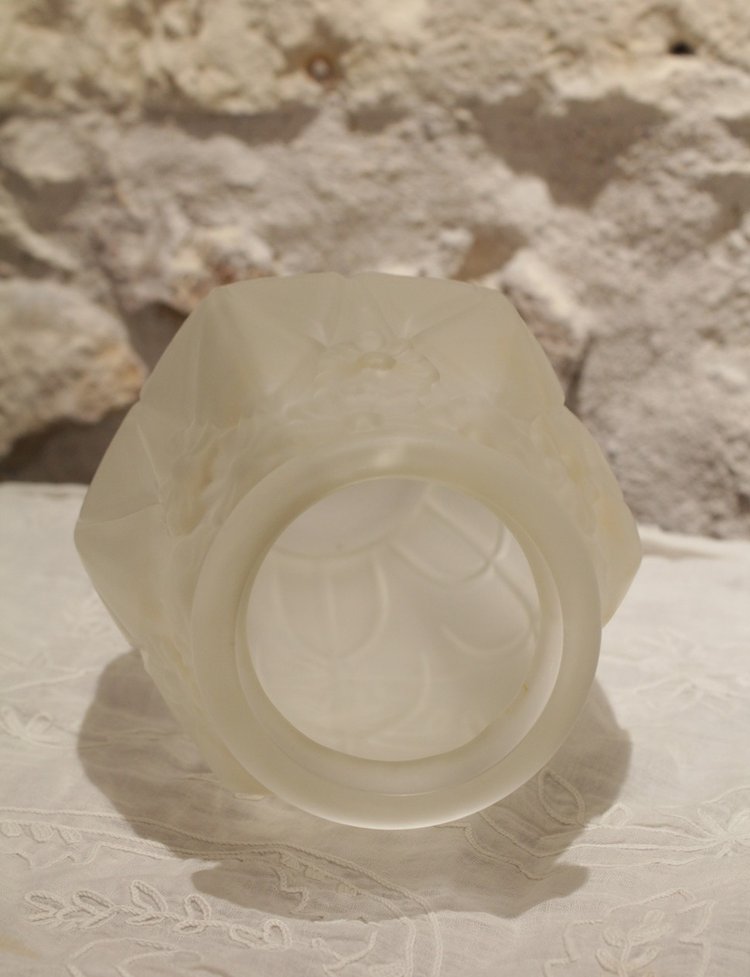 Art-Deco-Vase aus satiniertem Formglas, um 1930