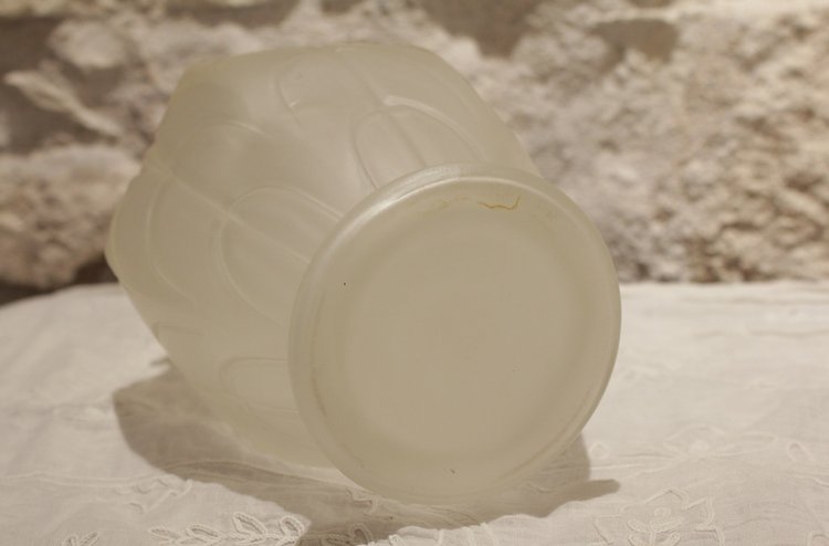 Art-Deco-Vase aus satiniertem Formglas, um 1930