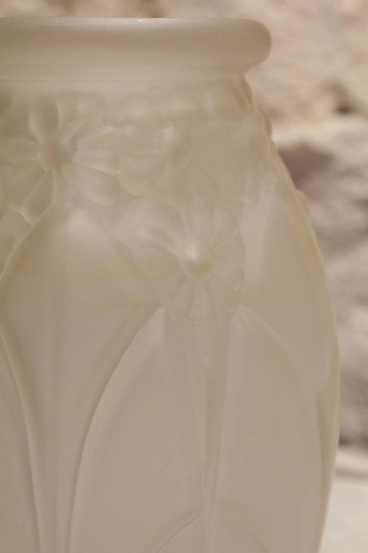 Art-Deco-Vase aus satiniertem Formglas, um 1930