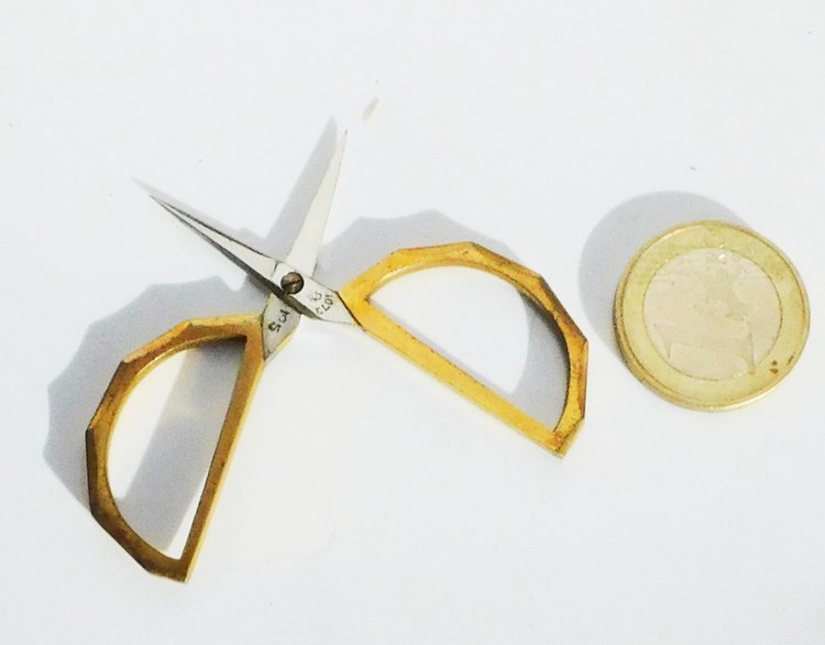 Kit da cucito molto piccolo Forbici in acciaio Art Déco Ditale Eloi Pernet Inizio del XIX secolo