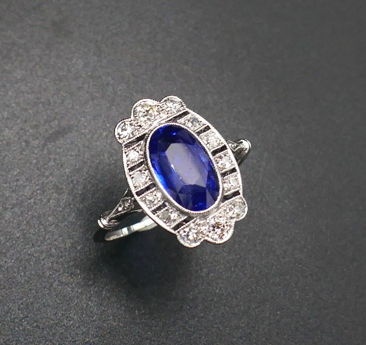 Anello Art Déco con zaffiro naturale non riscaldato e diamanti, certificato.
