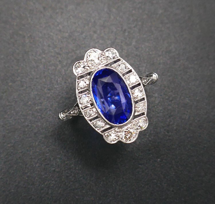 Anello Art Déco con zaffiro naturale non riscaldato e diamanti, certificato.