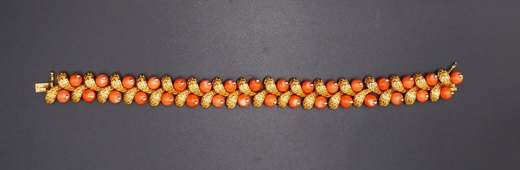 Van Cleef & Arpels, Mistelzweig-Armband, Korallenperlen, 18 Karat Gelbgold.