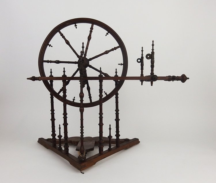 Rouet en noyer