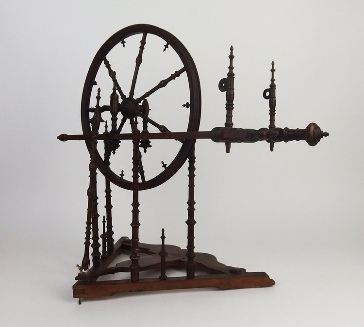 Rouet en noyer