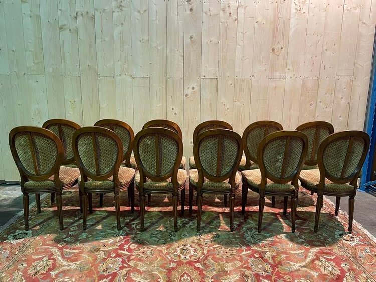 Suite de 12 chaises de Style Louis XVI 