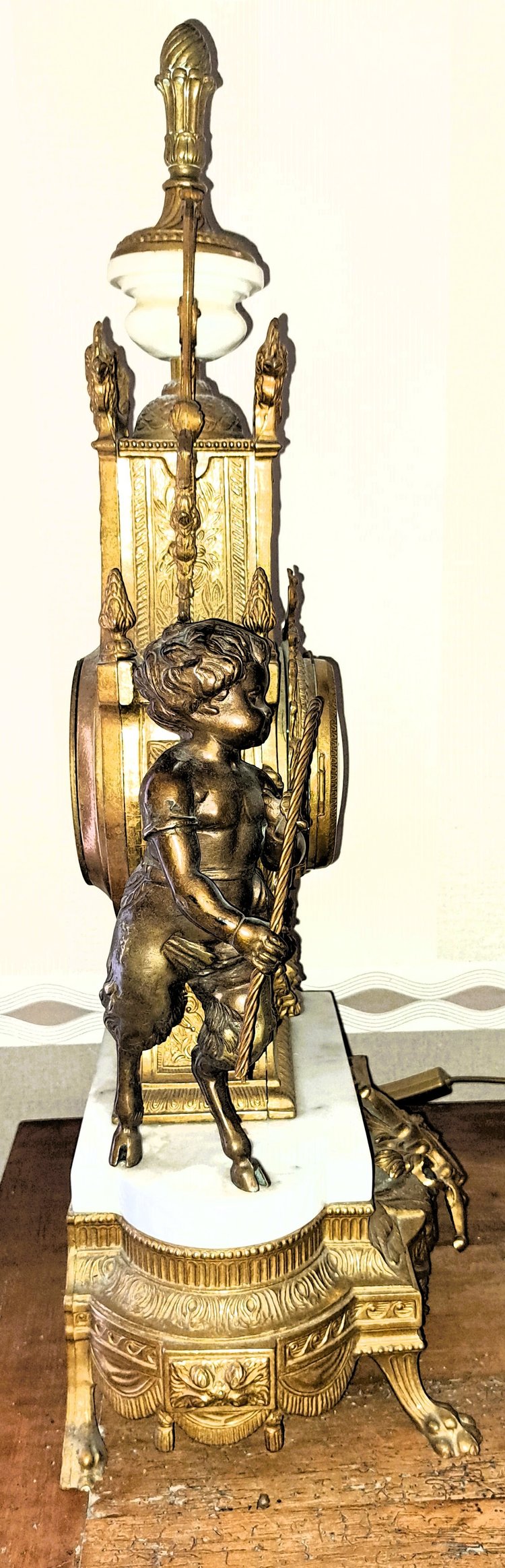 Pendel aus weißem Marmor und gemeißelter Bronze mit brauner und goldener Patina in Form einer Lyra 