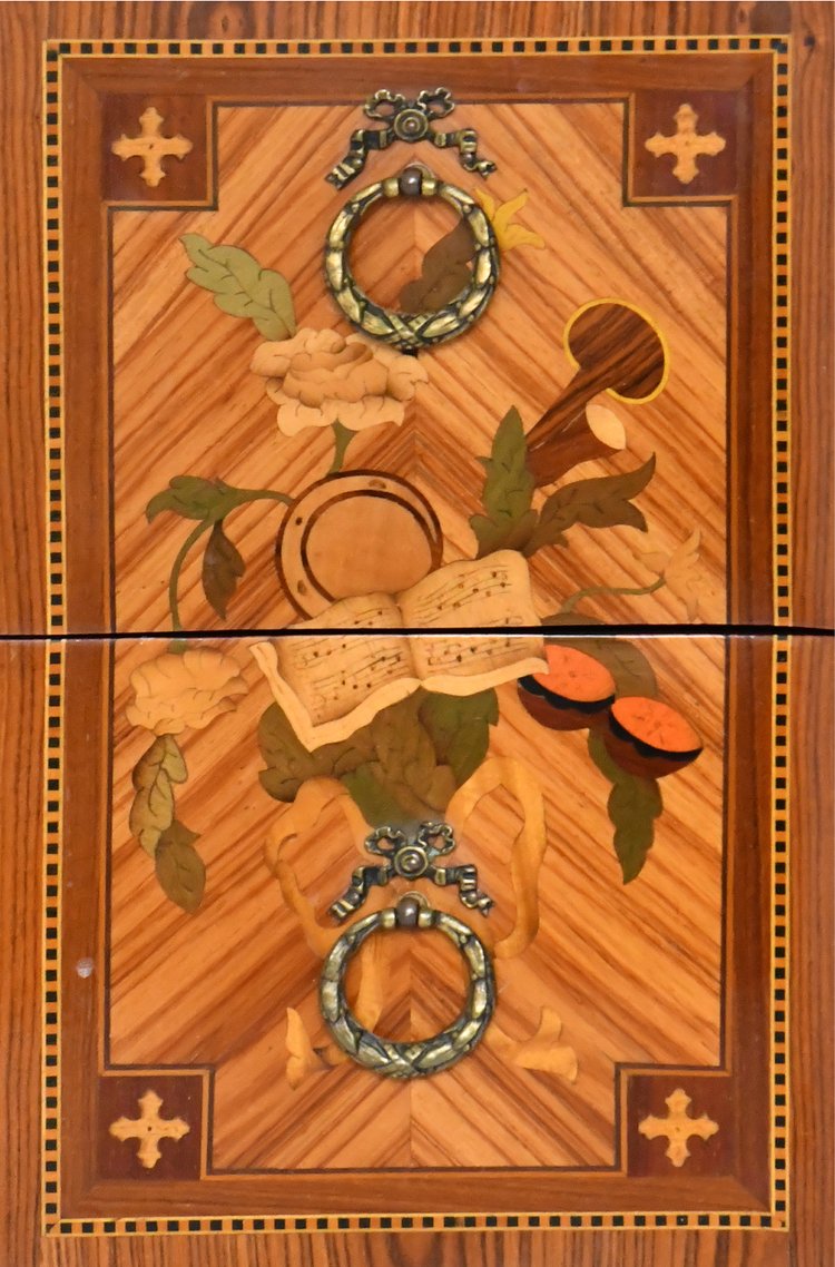 Commode de style Transition en marqueterie à décor de trophée aux instruments de musique 