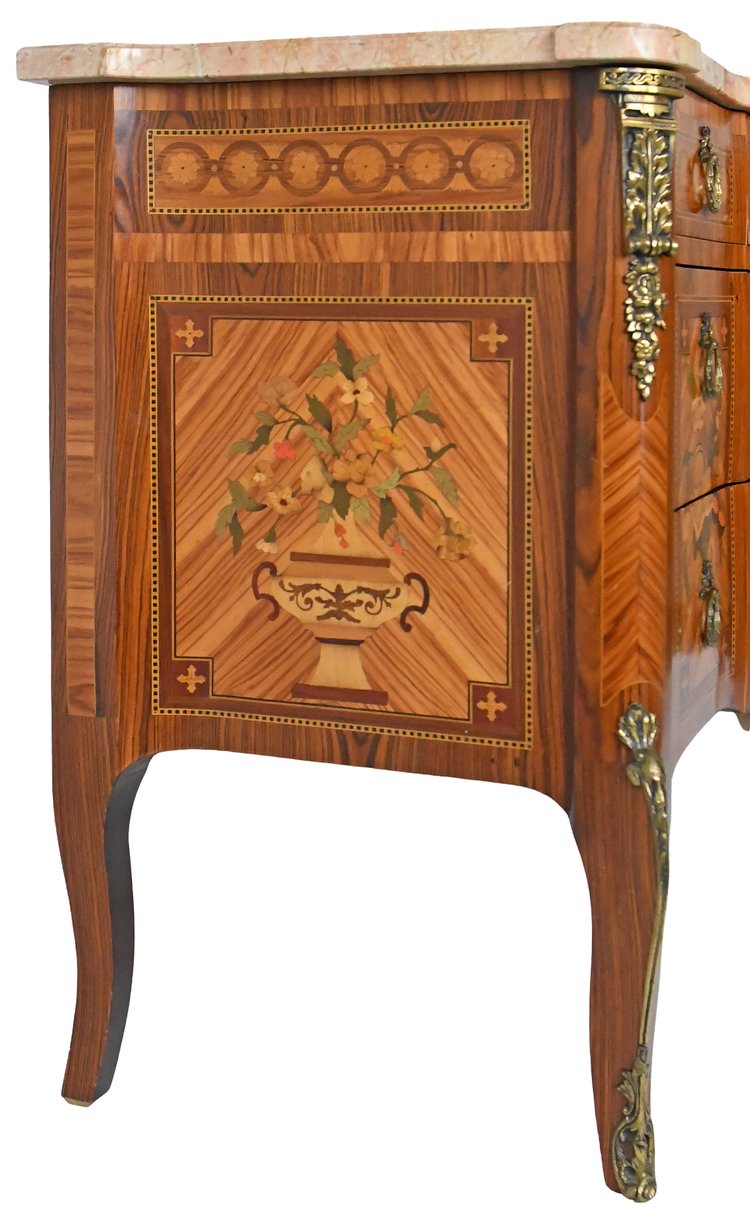 Commode de style Transition en marqueterie à décor de trophée aux instruments de musique 