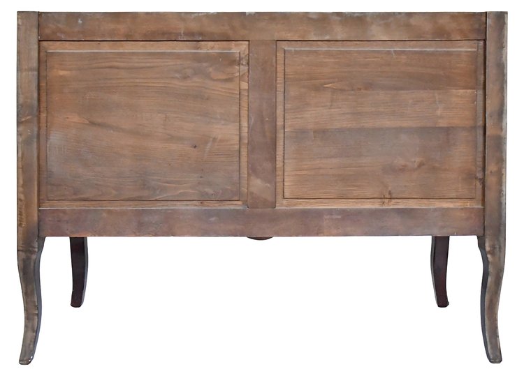 Commode de style Transition en marqueterie à décor de trophée aux instruments de musique 
