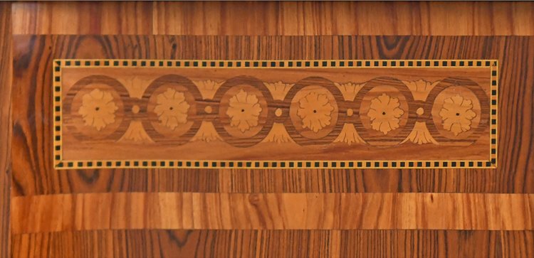 Commode de style Transition en marqueterie à décor de trophée aux instruments de musique 