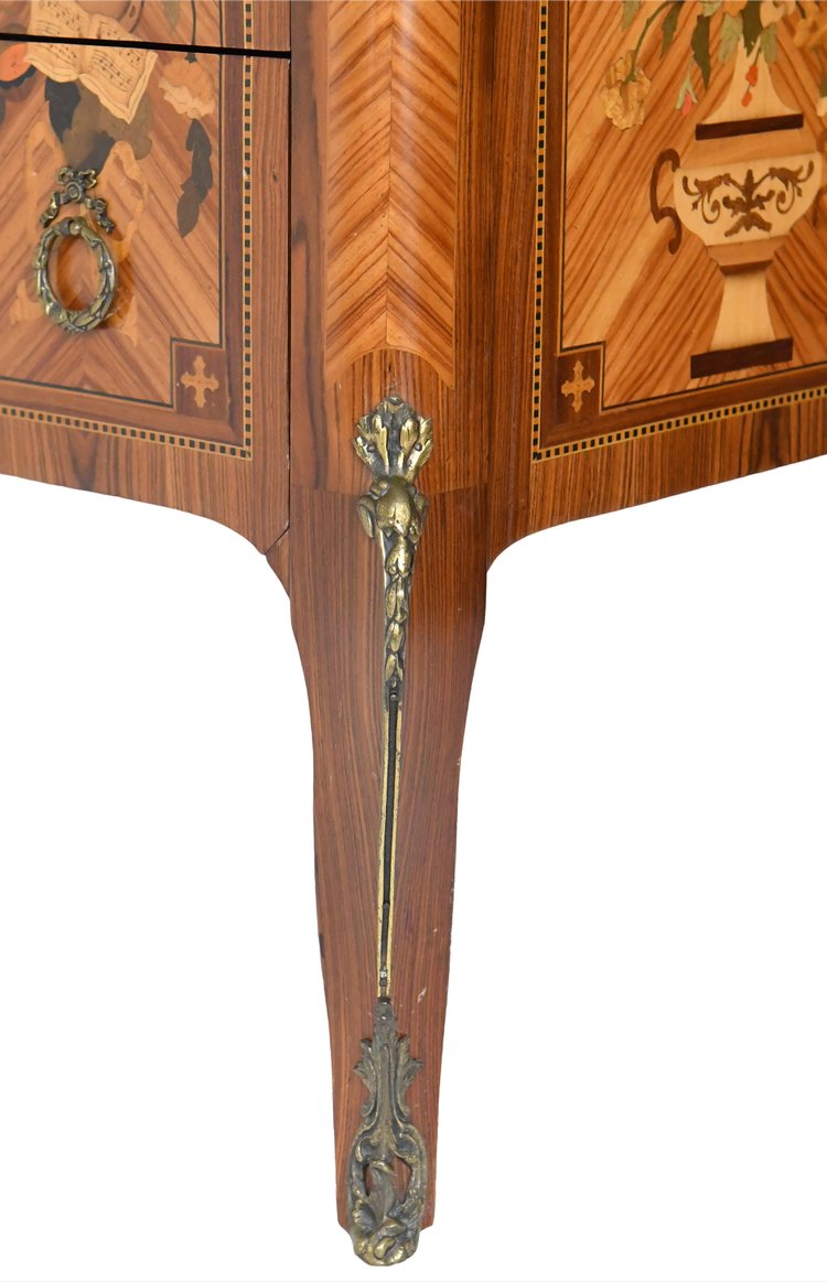 Commode de style Transition en marqueterie à décor de trophée aux instruments de musique 