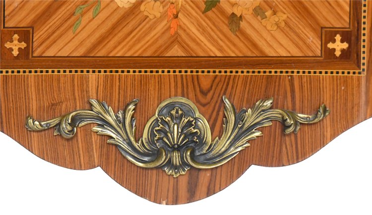 Commode de style Transition en marqueterie à décor de trophée aux instruments de musique 