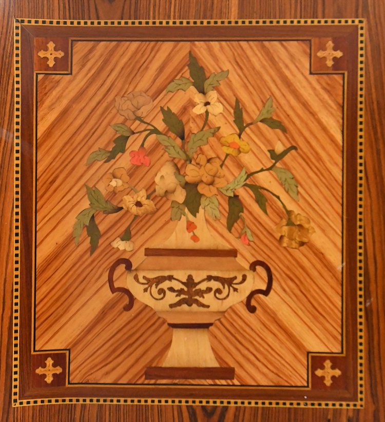 Commode de style Transition en marqueterie à décor de trophée aux instruments de musique 
