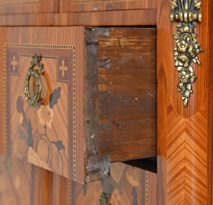 Commode de style Transition en marqueterie à décor de trophée aux instruments de musique 