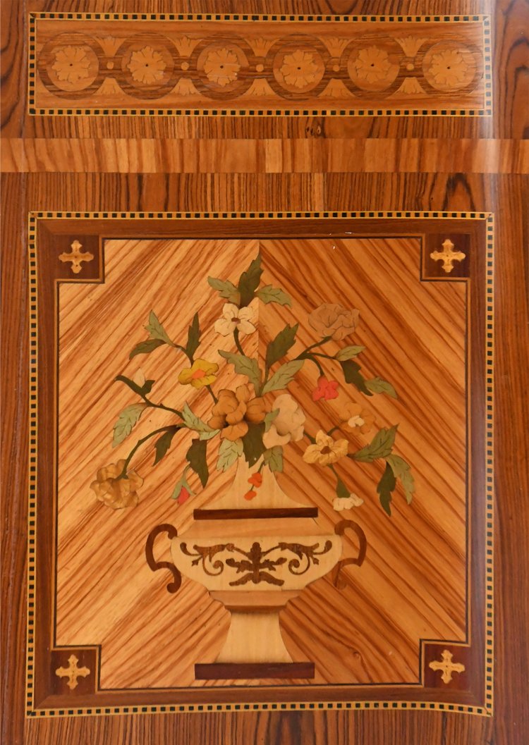 Commode de style Transition en marqueterie à décor de trophée aux instruments de musique 
