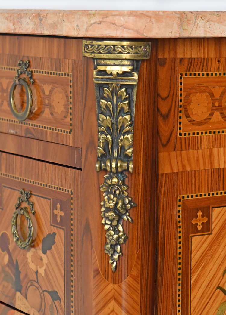 Commode de style Transition en marqueterie à décor de trophée aux instruments de musique 