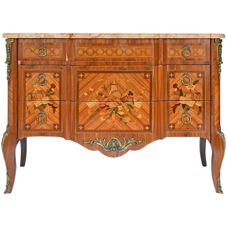 Commode de style Transition en marqueterie à décor de trophée aux instruments de musique 
