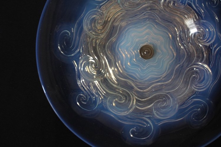 Ciotola in vetro opalescente su piede del 1930 circa nello stile di Sabino e Lalique