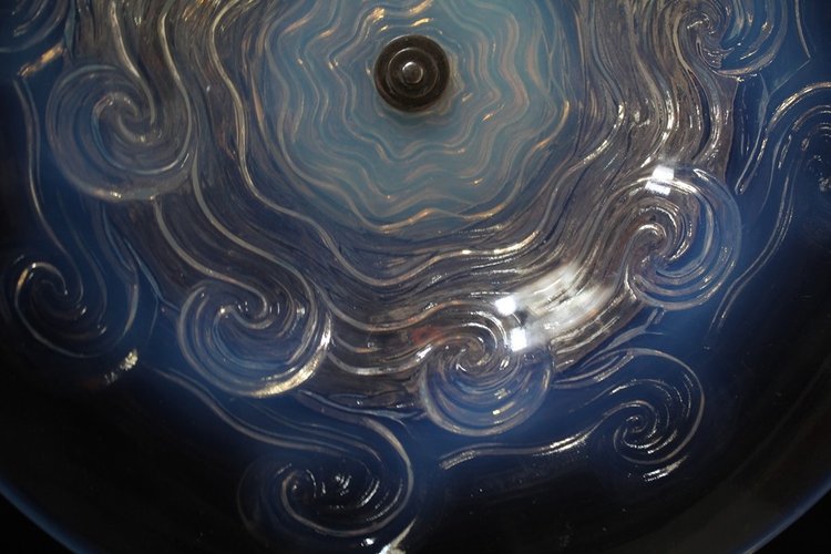 Ciotola in vetro opalescente su piede del 1930 circa nello stile di Sabino e Lalique
