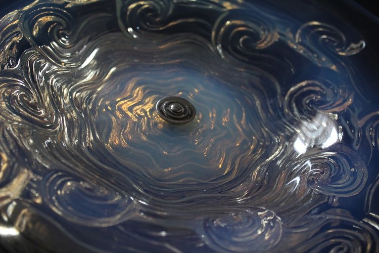 Ciotola in vetro opalescente su piede del 1930 circa nello stile di Sabino e Lalique