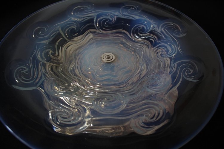 Ciotola in vetro opalescente su piede del 1930 circa nello stile di Sabino e Lalique