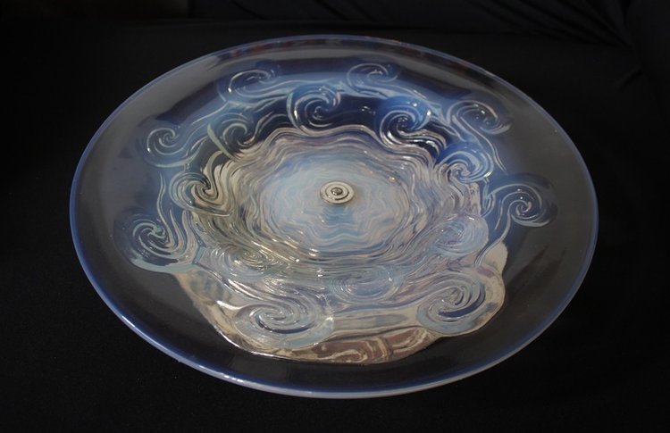 Ciotola in vetro opalescente su piede del 1930 circa nello stile di Sabino e Lalique