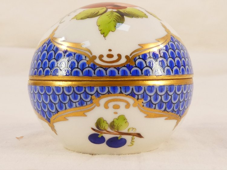 FANCY BOX Egg lying candy box HEREND HUNGARY BFR-EB BOUQUET OF FRUITS blue