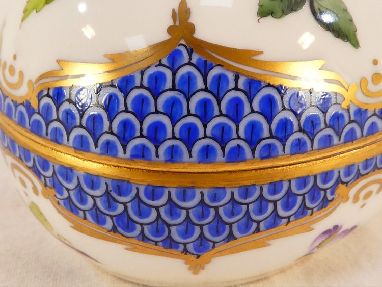 FANCY BOX Egg lying candy box HEREND HUNGARY BFR-EB BOUQUET OF FRUITS blue
